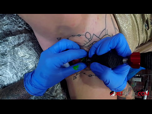 ❤️ La bomba Sully Savage, molt tatuada, es va tatuar al clítoris ❌ Vídeo anal al ca.sextoysformen.xyz ﹏